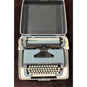 Signature 510 Portable Typewriter Montgomery Wards 1956-1958 with Case and Keys